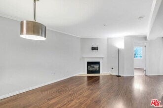 2811 Francis Ave-Unit -203 in Los Angeles, CA - Building Photo - Building Photo