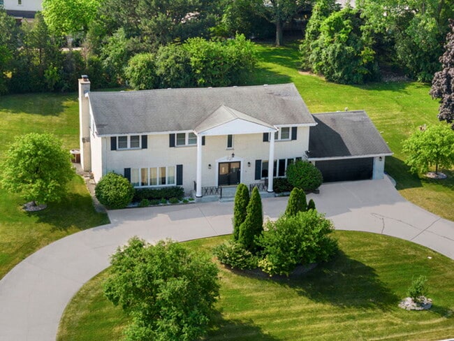 property at 16 Kingston Dr