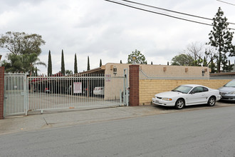 Casa Loma Apartments in Tustin, CA - Foto de edificio - Building Photo