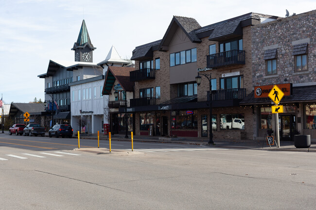 133 W Main St, Unit #1 in Gaylord, MI - Foto de edificio - Building Photo