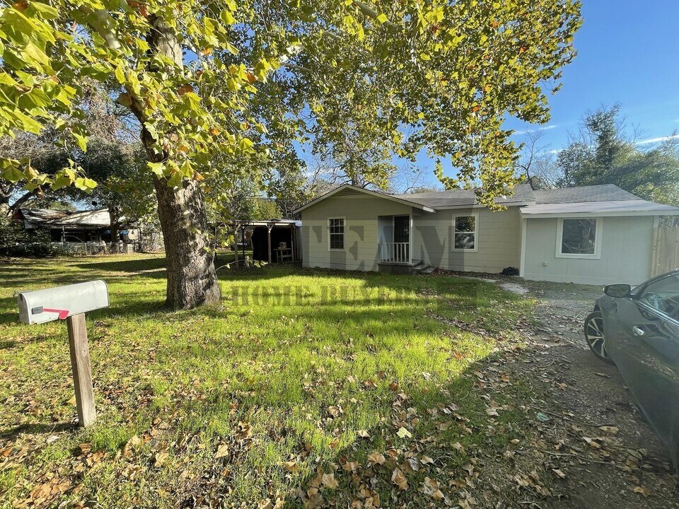 212 Olive St in Trinidad, TX - Building Photo
