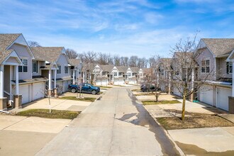 Parkside Crossing Townhomes in Urbandale, IA - Building Photo - Building Photo