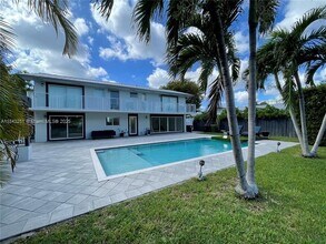 2067 NE 121st Rd in North Miami, FL - Foto de edificio - Building Photo
