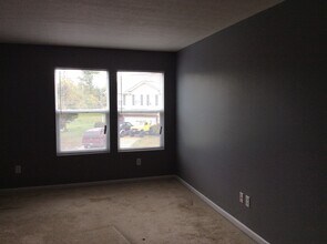 2418 Woodfield Blvd in Franklin, IN - Foto de edificio - Building Photo