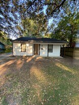 1017 Montrose Dr in Port Neches, TX - Building Photo