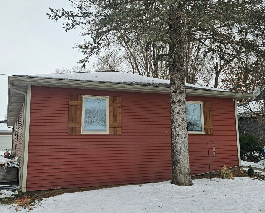 1317 6th St in Nevada, IA - Building Photo