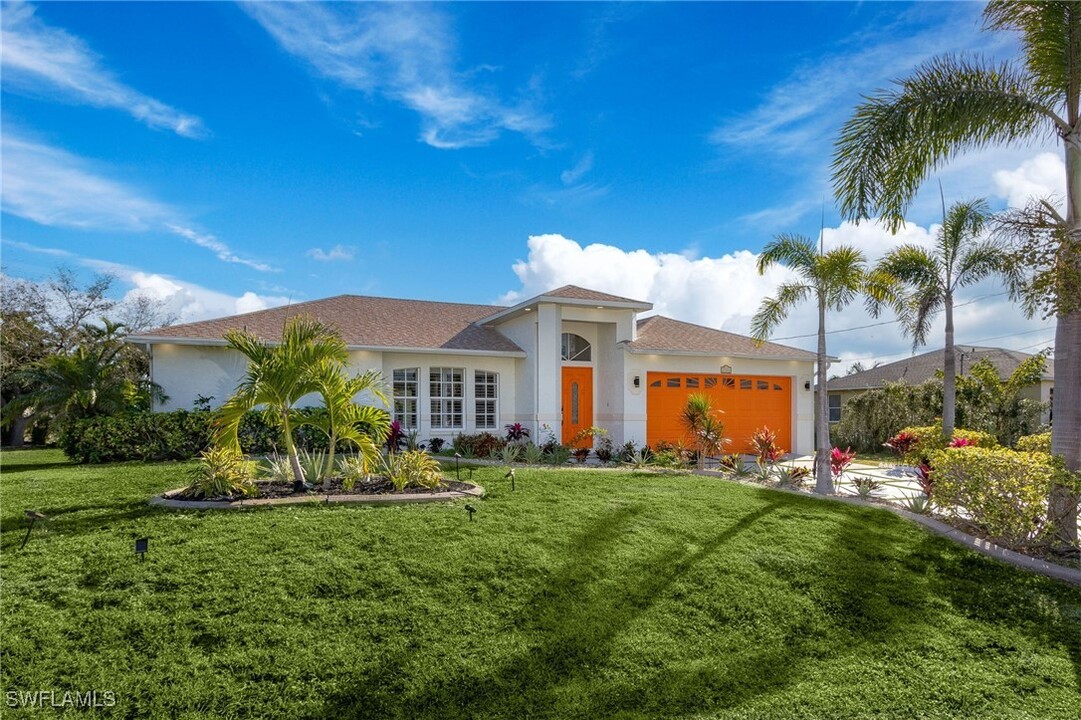 2320 SW 21st St in Cape Coral, FL - Foto de edificio