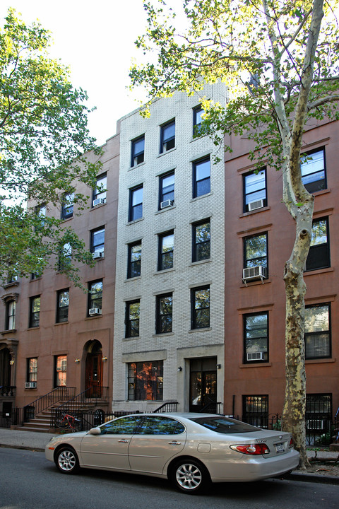 325 Clinton St in Brooklyn, NY - Building Photo