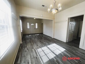 1802 Forrest St in Bakersfield, CA - Foto de edificio - Building Photo