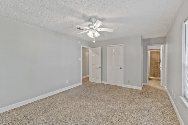 11823 S Red Cedar Cir in Spring, TX - Foto de edificio - Building Photo