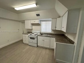 274 E 9th St in Hialeah, FL - Building Photo - Building Photo