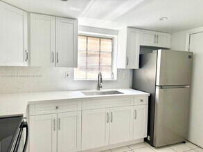 10901 N Kendall Dr in Miami, FL - Building Photo - Building Photo