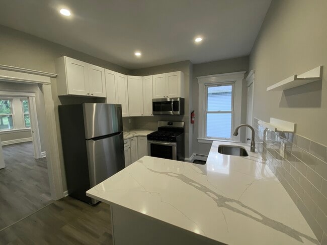 174 Glenwood Ave, Unit 2F in Bloomfield, NJ - Building Photo - Building Photo