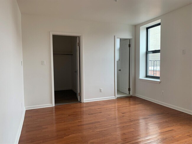 39-23 57th St in Queens, NY - Building Photo - Building Photo