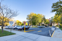 Bay Ter Co-Op in Bayside, NY - Foto de edificio - Building Photo