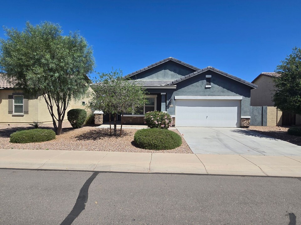 2720 E Omega Dr in San Tan Valley, AZ - Building Photo
