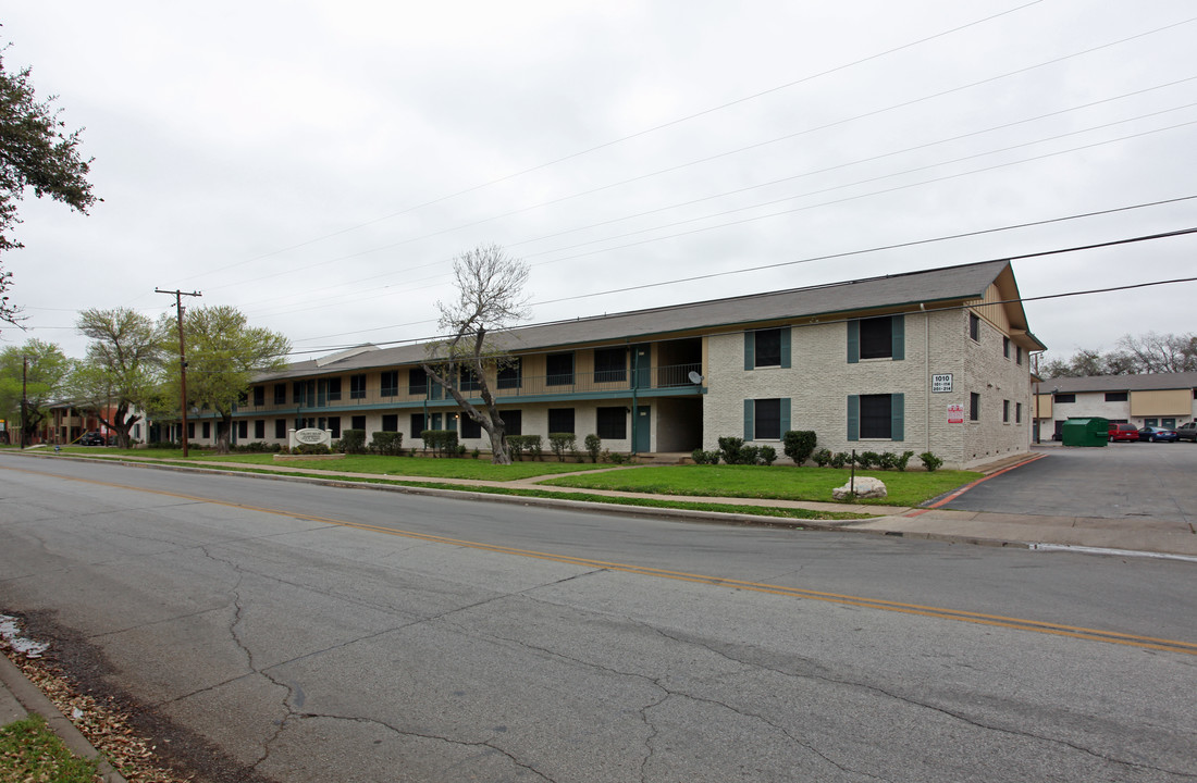 Colony House Apartments in Irving, TX - Building Photo