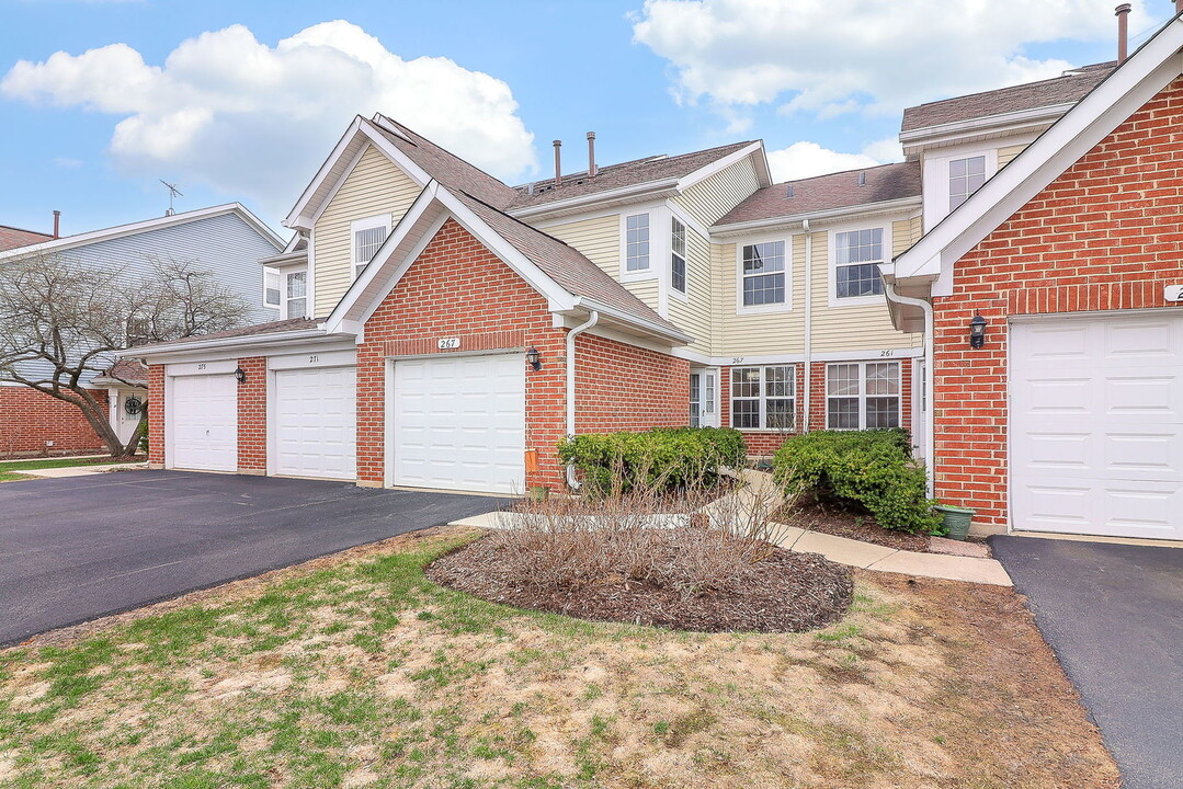 267 Ashbury Ln W in Roselle, IL - Building Photo