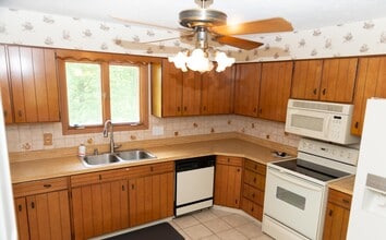 10976 Shaker Dr in North Royalton, OH - Building Photo - Building Photo