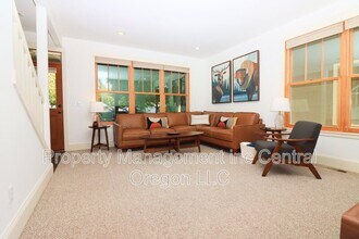 577 W Jefferson Ave in Sisters, OR - Building Photo - Building Photo