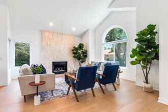 403 Cypress Point Dr in Palm Desert, CA - Building Photo - Building Photo