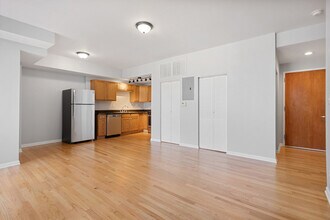 2451 W Howard St in Chicago, IL - Building Photo - Building Photo