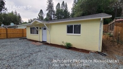 231 Acorn St in Merlin, OR - Foto de edificio - Building Photo
