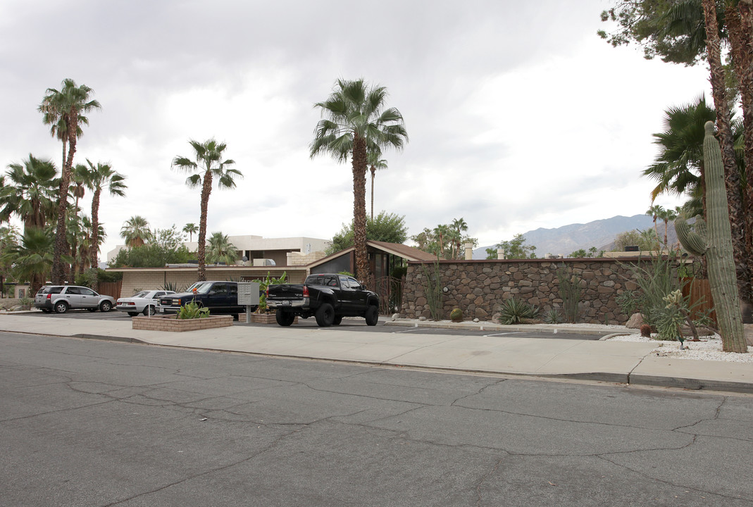 Hacienda Las Palmas in Palm Springs, CA - Building Photo