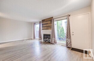 748 Saddleback Rd NW in Edmonton, AB - Building Photo