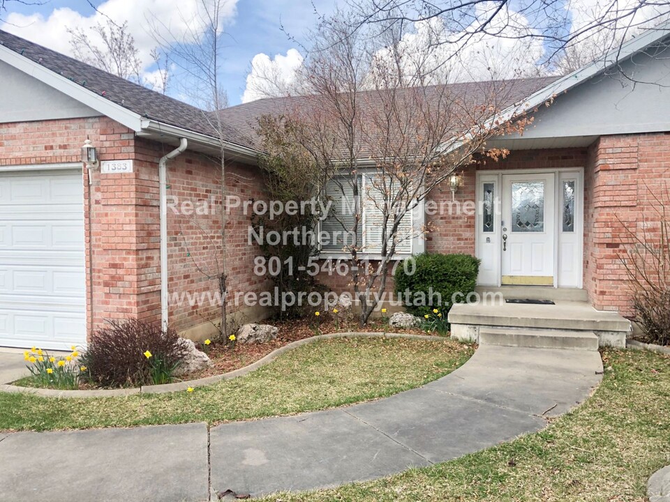 1383 Indian Spgs Cir in Layton, UT - Building Photo