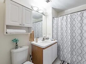 340 W Superior St, Unit 101 in Chicago, IL - Building Photo