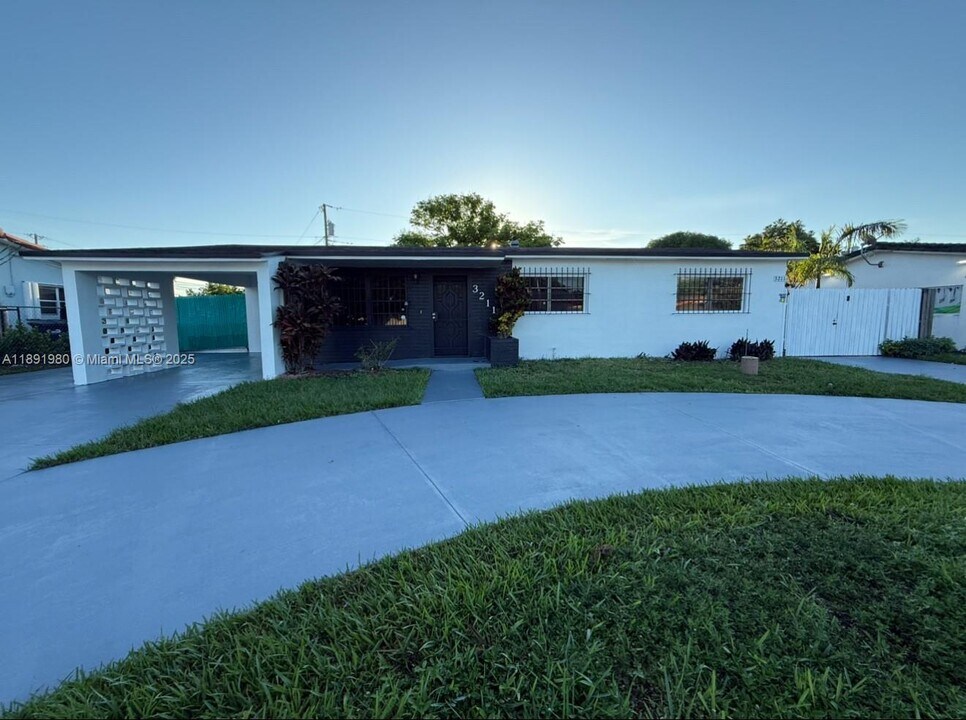 3211 SW 107th Ave in Miami, FL - Building Photo