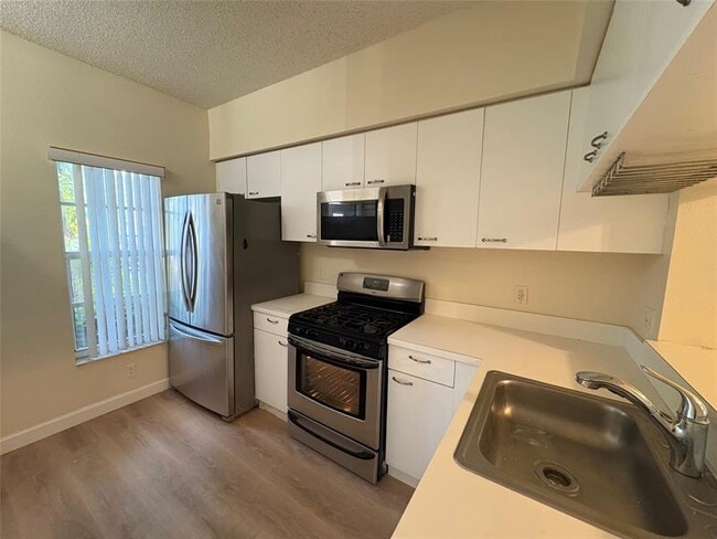 7835 Dixie Beach Cir in Tamarac, FL - Foto de edificio - Building Photo