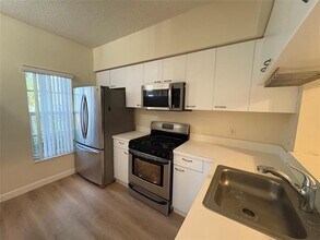 7835 Dixie Beach Cir in Tamarac, FL - Building Photo - Building Photo