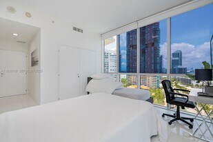 50 South Pointe Dr in Miami Beach, FL - Building Photo