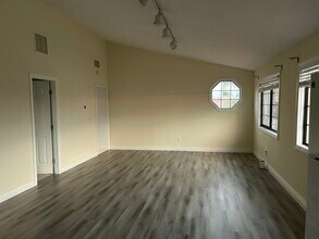 3426 Corvallis St, Unit 3R in Carlsbad, CA - Foto de edificio - Building Photo