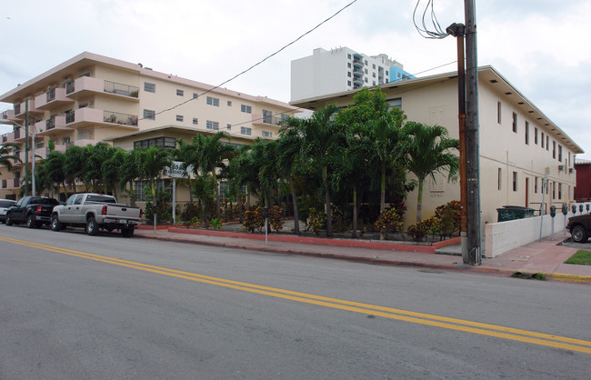 Medlaw Apartments in Miami Beach, FL - Foto de edificio - Building Photo