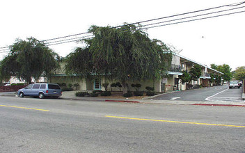 Newport Apartments in San Leandro, CA - Foto de edificio - Building Photo