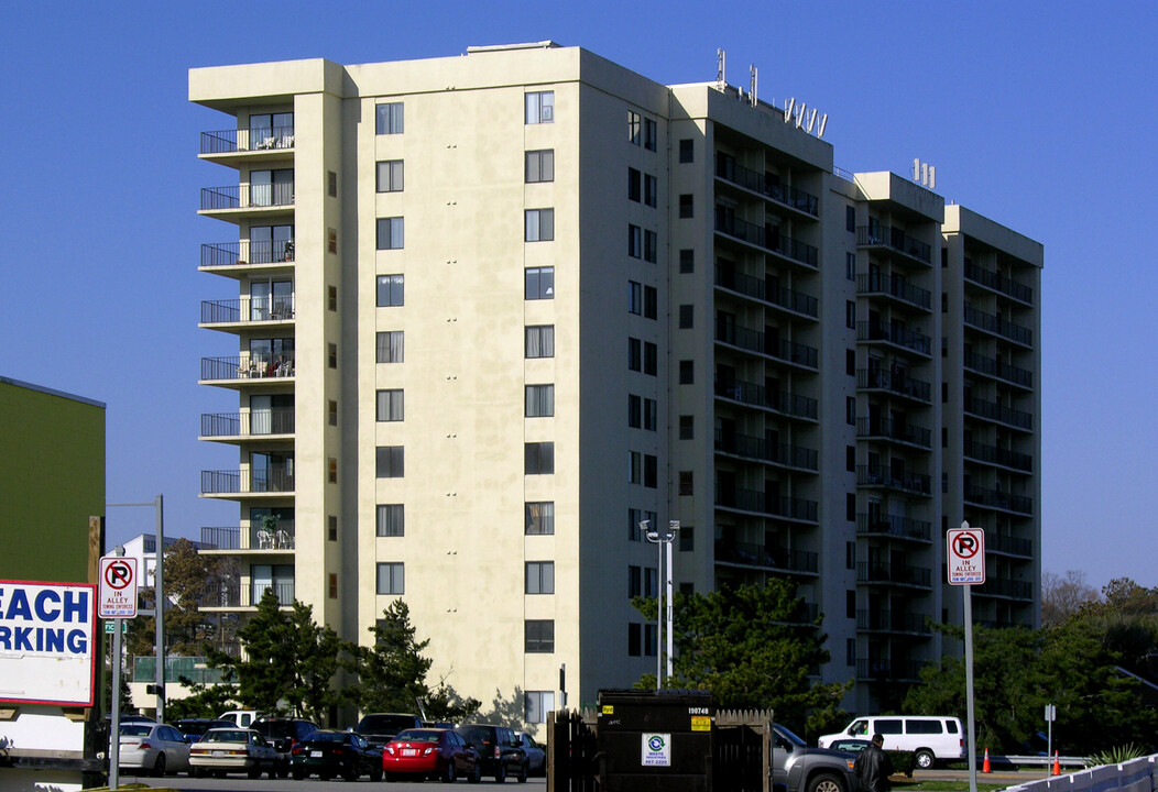 Pacific South Condominiums in Virginia Beach, VA - Building Photo