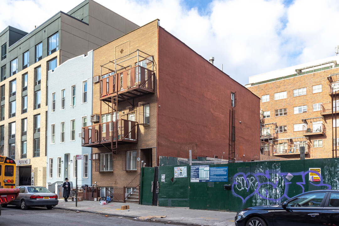 215 Middleton St in Brooklyn, NY - Building Photo