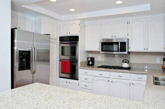 5246 Calderon Rd in Woodland Hills, CA - Foto de edificio - Building Photo