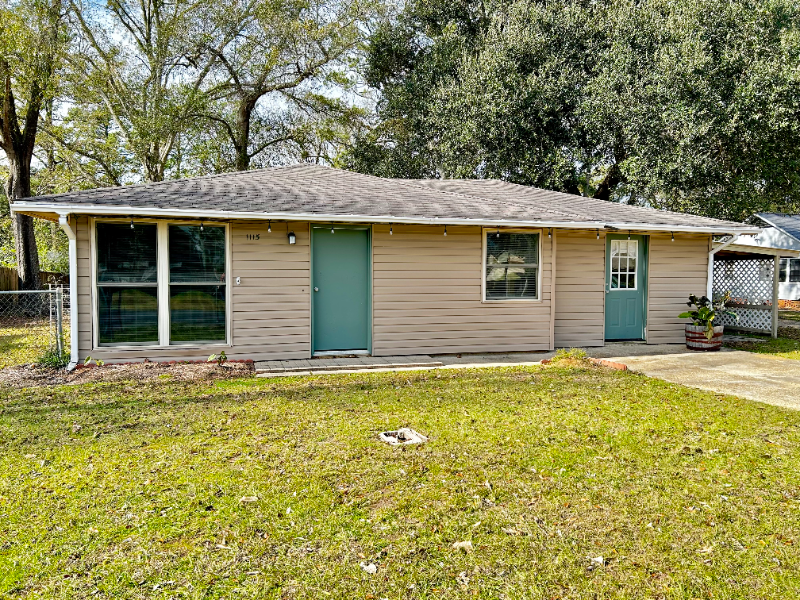 1115 N Texas St in Deridder, LA - Building Photo