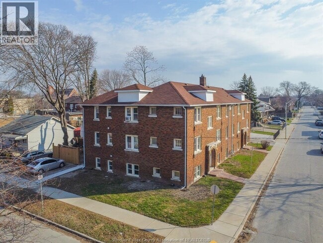 706 Elliott St E in Windsor, ON - Foto de edificio - Building Photo