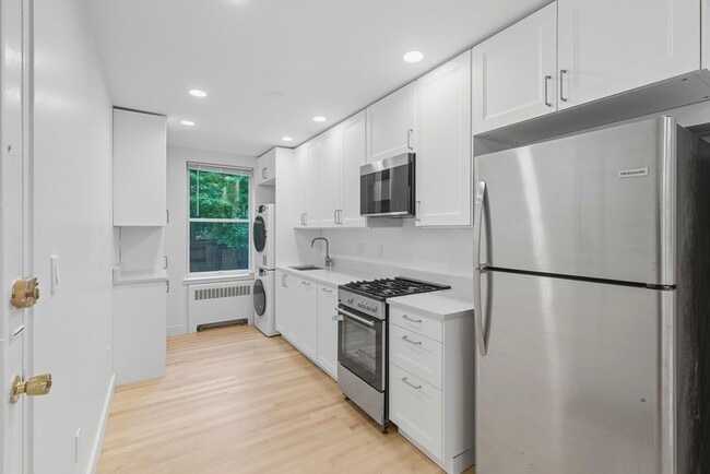 141 Beaconsfield Rd, Unit 2 in Brookline, MA - Foto de edificio - Building Photo