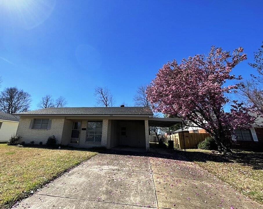 1809 Dennis St in Bossier City, LA - Building Photo