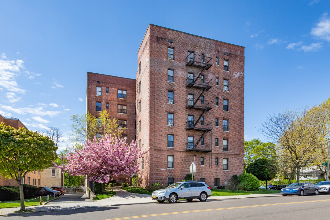 17006 Crocheron Ave in Flushing, NY - Foto de edificio