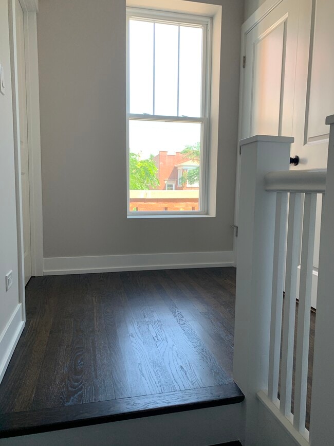 5315 W Montrose Ave, Unit 2 in Chicago, IL - Building Photo - Building Photo