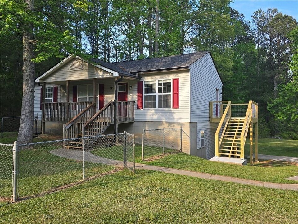 5008 Old Yorkville Rd in Dallas, GA - Building Photo
