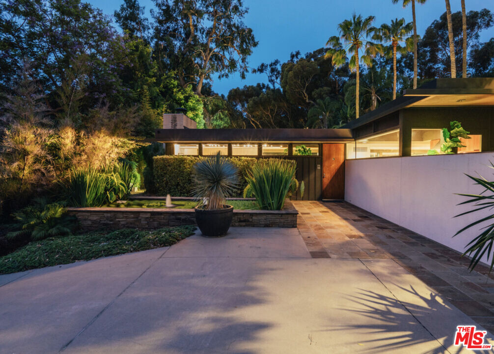 219 Chautauqua Blvd in Los Angeles, CA - Foto de edificio