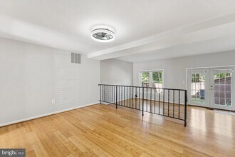 12098 Winona Dr in Lake Ridge, VA - Building Photo - Building Photo